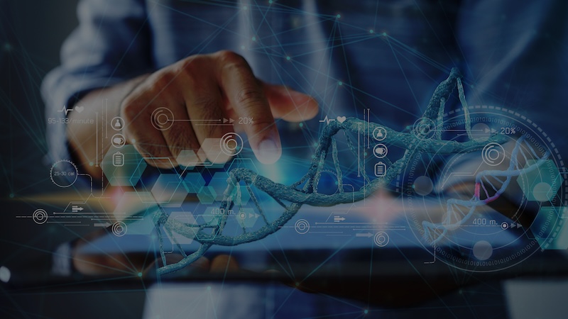 Nahaufnahme einer Hand, die auf ein Tablet zeigt, mit einer darüberliegenden digitalen Darstellung einer DNA-Helix und futuristischen Benutzeroberflächen-Elementen.